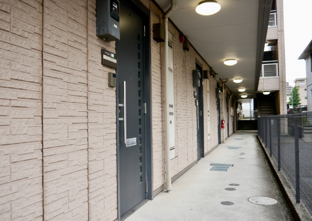 廊下・階段等の入居者放置物注意